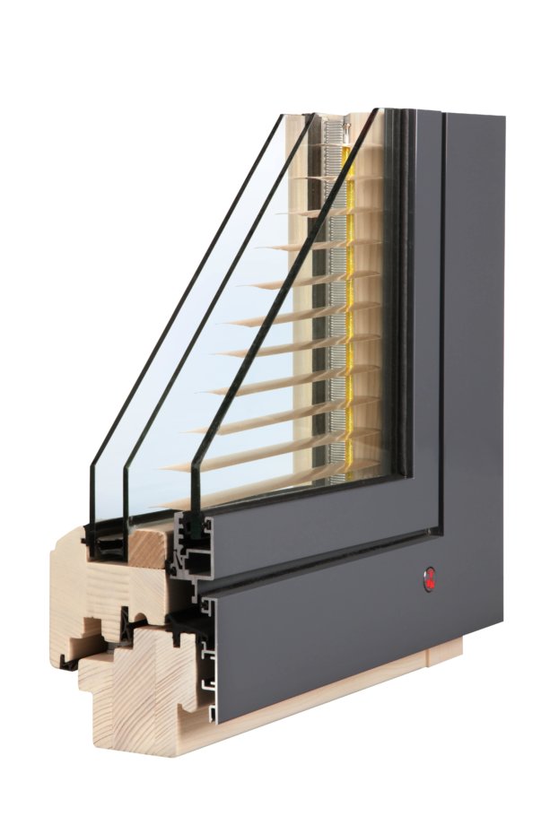 TTK triplex je dřevohliníkové okno zaskleno v dřevěném rámu dvojsklem a integrovanou žaluzií. Venkovní hliníkový rám je zasklen izolačním sklem.